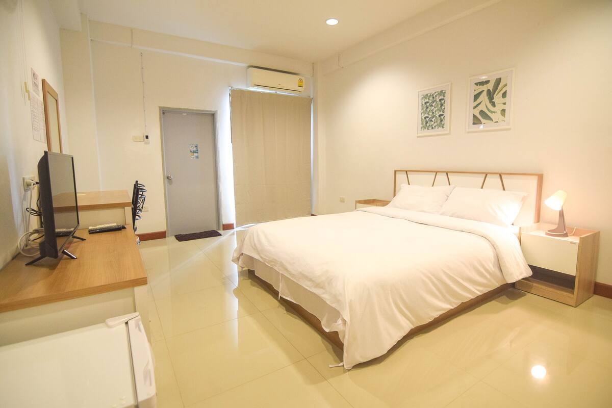 ห้องสแตนดาร์ดดับเบิล | เครื่องนอนระดับพรีเมียม, ผ้าม่านกันแสง, Wi-Fi ฟรี, ผ้าปูที่นอน