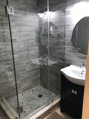 Een douche, een haardroger, handdoeken, zeep