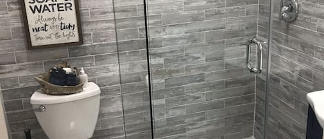 Dusche, Haartrockner, HandtĂŒcher, Seife
