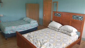 Cortinas blackout, tabla de planchar con plancha y wifi gratis 