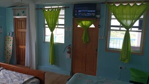 Cortinas blackout, tabla de planchar con plancha y wifi gratis 