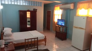 Cortinas blackout, tabla de planchar con plancha y wifi gratis 