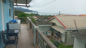 Quarto standard, 1 cama de casal, vista para o oceano | Cozinha privada | Torradeira, mesas de jantar