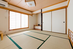 Free WiFi, bed sheets - Plus 9 Station Inn (Izumisano)