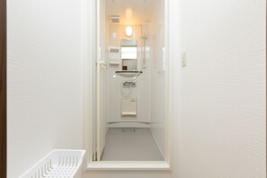Shower, rainfall showerhead, slippers, towels - Plus 9 Station Inn (Izumisano)