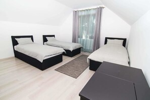 Phòng 3 | Phòng cách âm, bàn ủi/dụng cụ ủi quần áo 