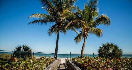 1 Br 1 Bath Queen w/fold out sofa in Resort sleeps 4 Beachfront Resort.