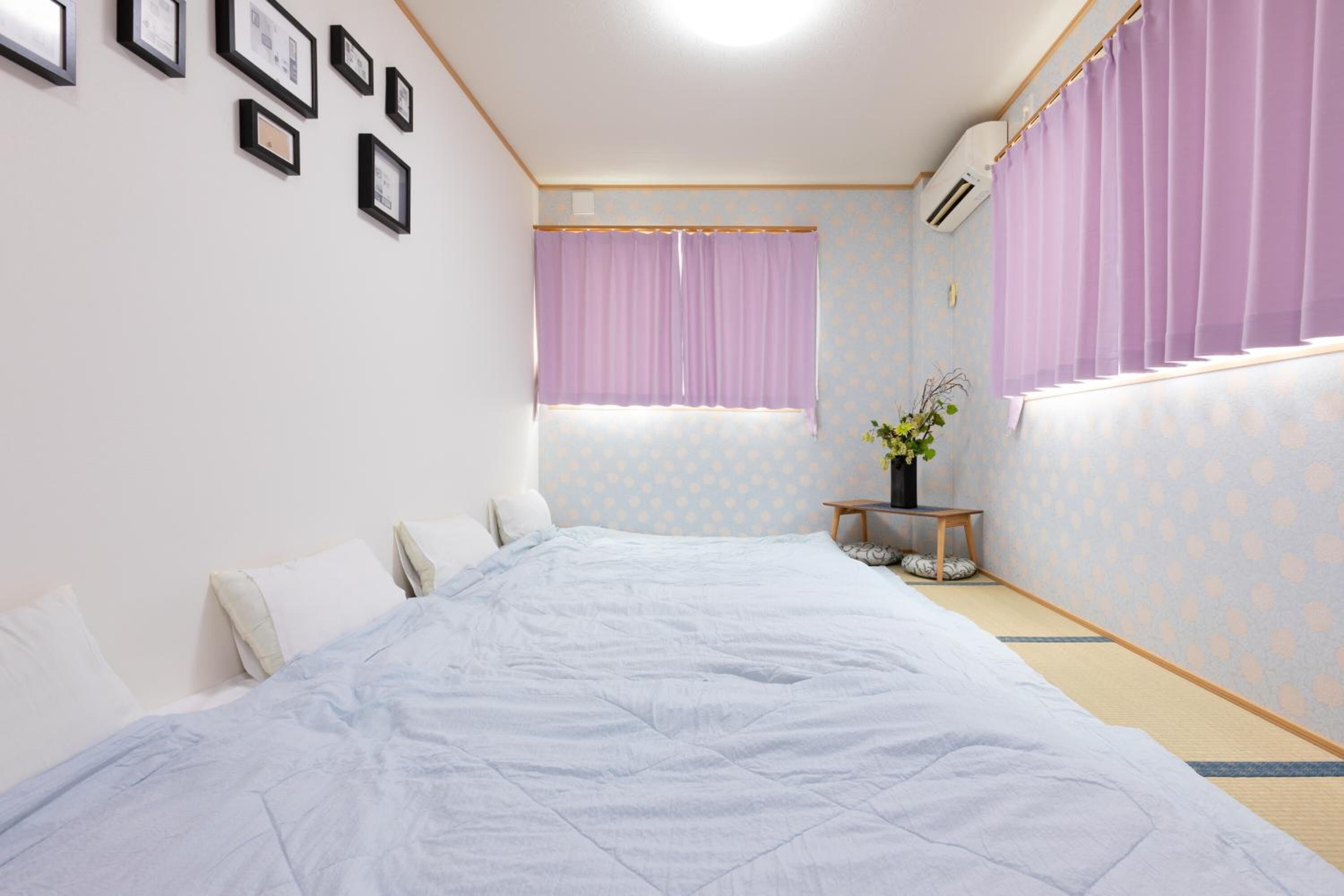 Cortinas blackout, wifi gratis y ropa de cama 