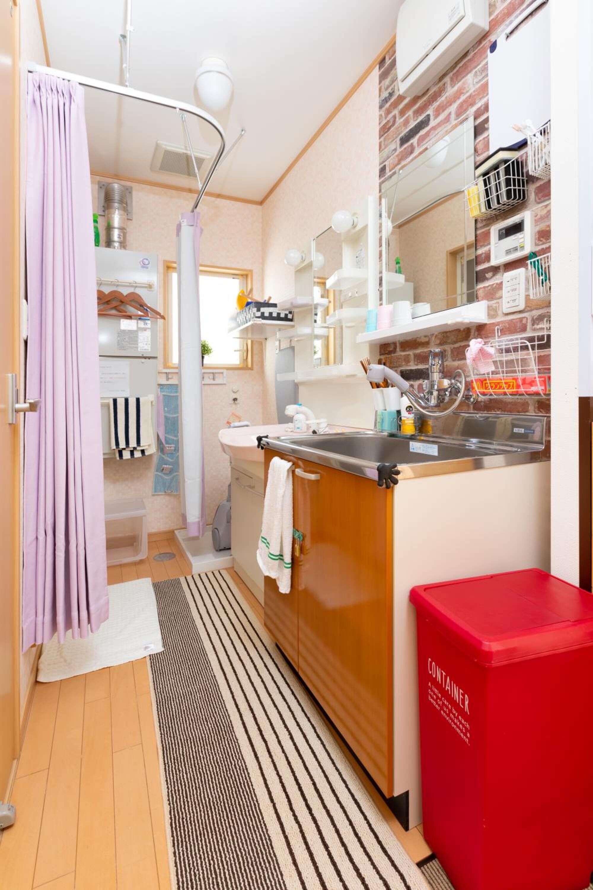 Shower, rainfall showerhead, free toiletries, slippers