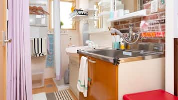 Shower, rainfall showerhead, free toiletries, slippers