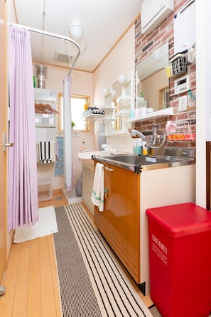 Shower, rainfall showerhead, free toiletries, slippers