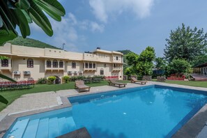 Swim-up bar - Dhula Garh  A Heritage Hotel (Jamwa Ramgarh)