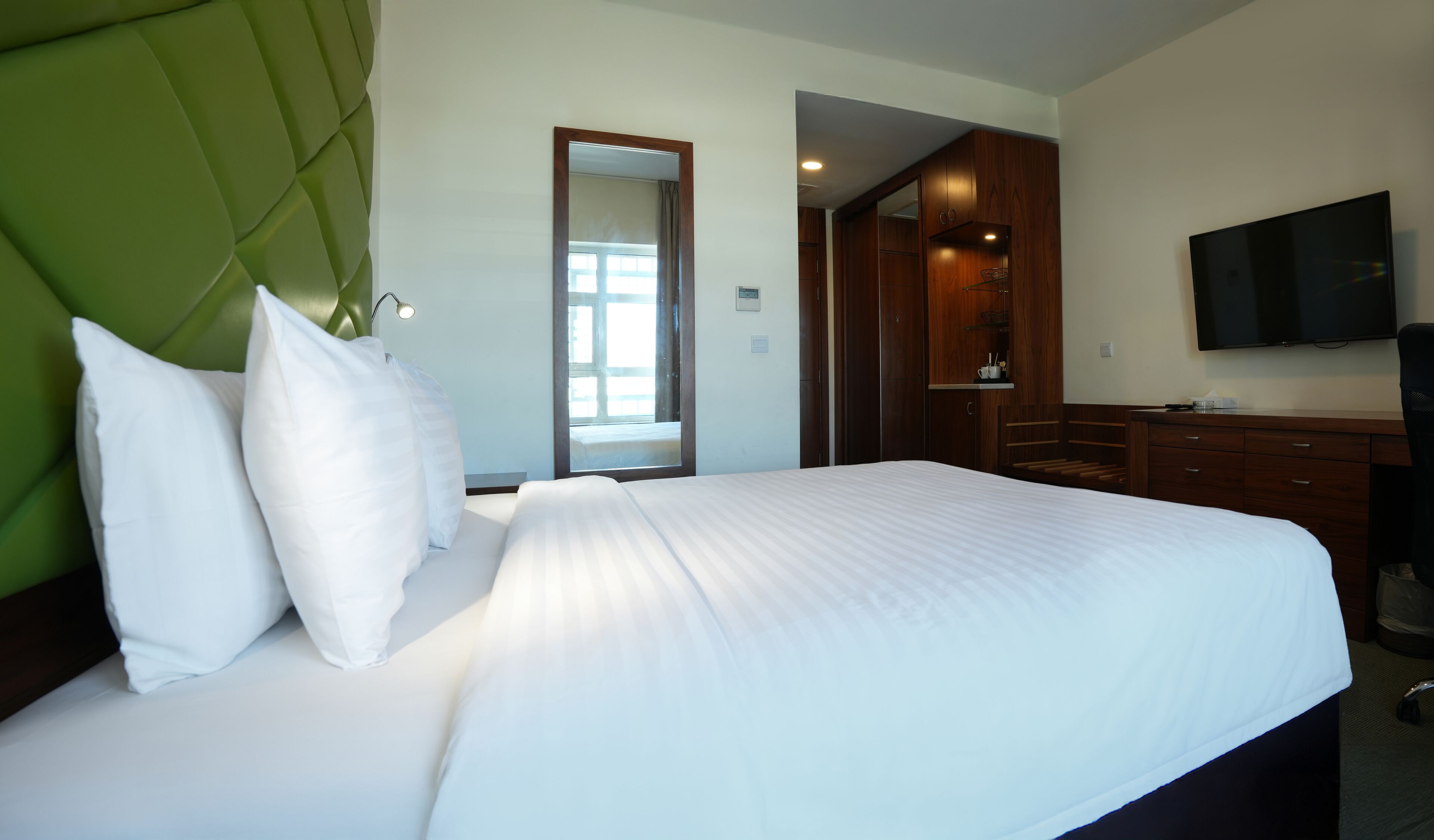 スーペリア ルーム ダブルベッド 1 台 | ミニバー、デスク、ノートパソコン用作業スペース、遮光カーテン