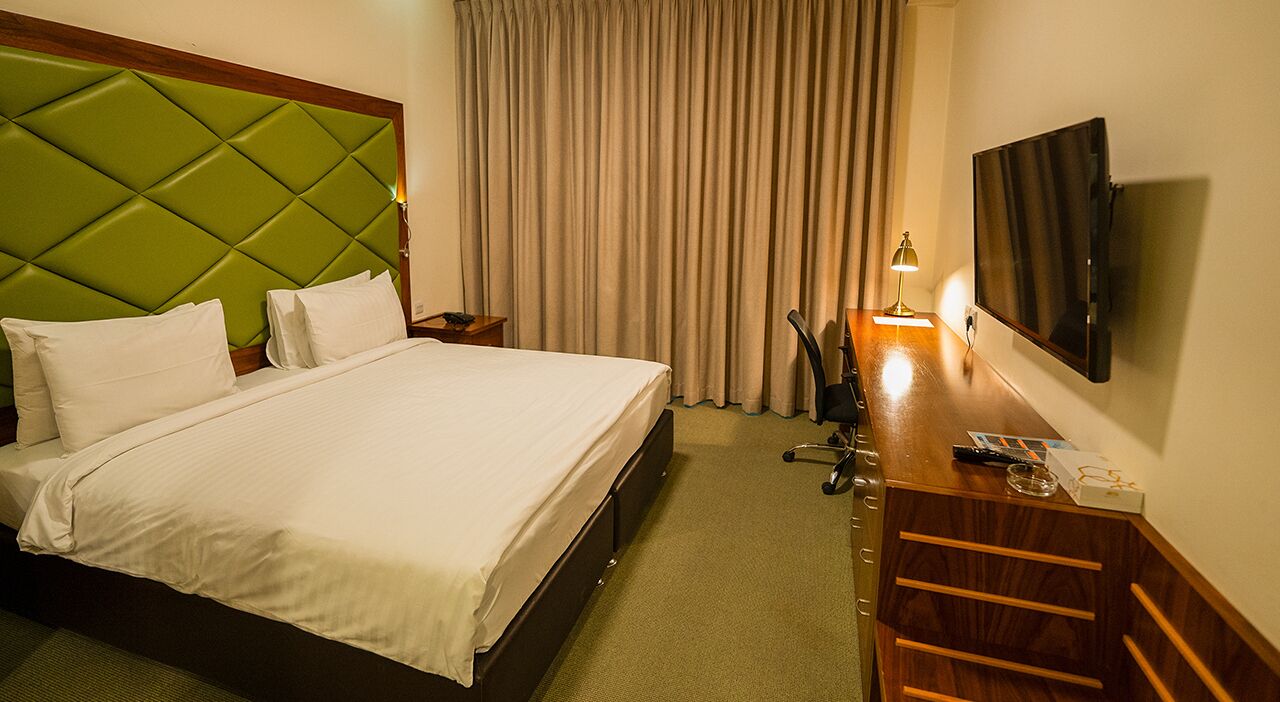 华丽双人房或双床房, 1 间卧室 | 迷你吧、办公桌、笔记本电脑工作区、遮光窗帘