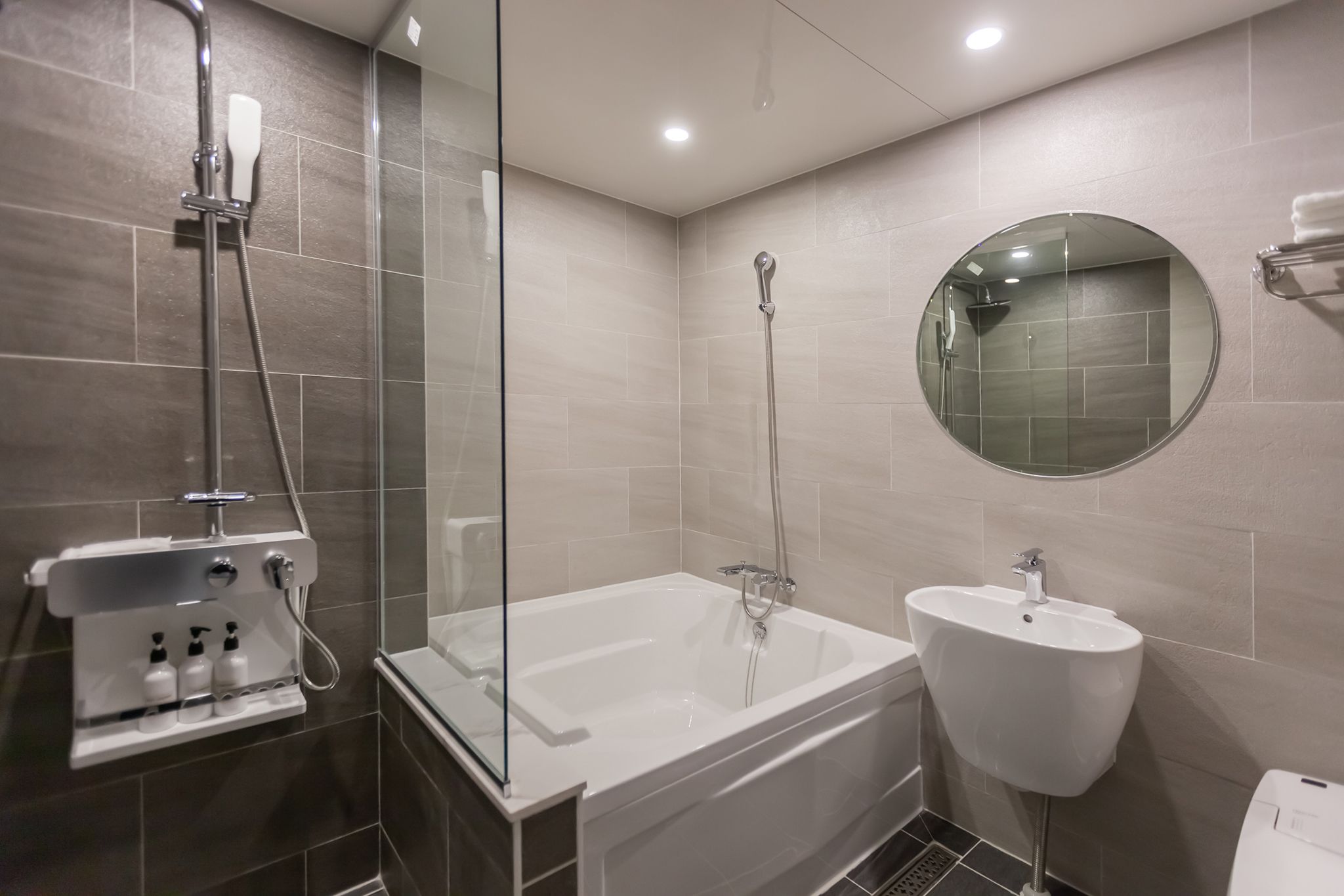 vip | bathroom | combined shower/bathtub, deep-soaking bathtub, free toiletries