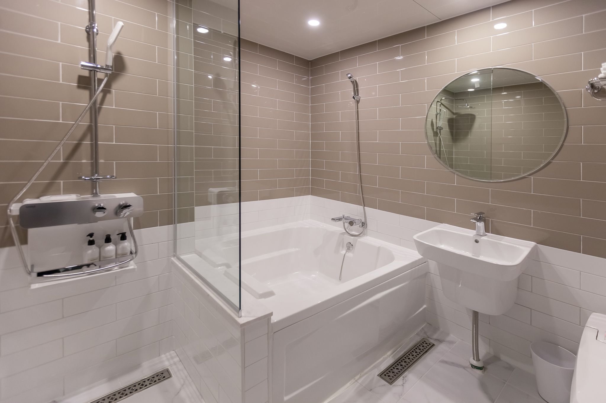 Deluxe Double Room | Bathroom | Combined shower/bathtub, deep-soaking bathtub, free toiletries
