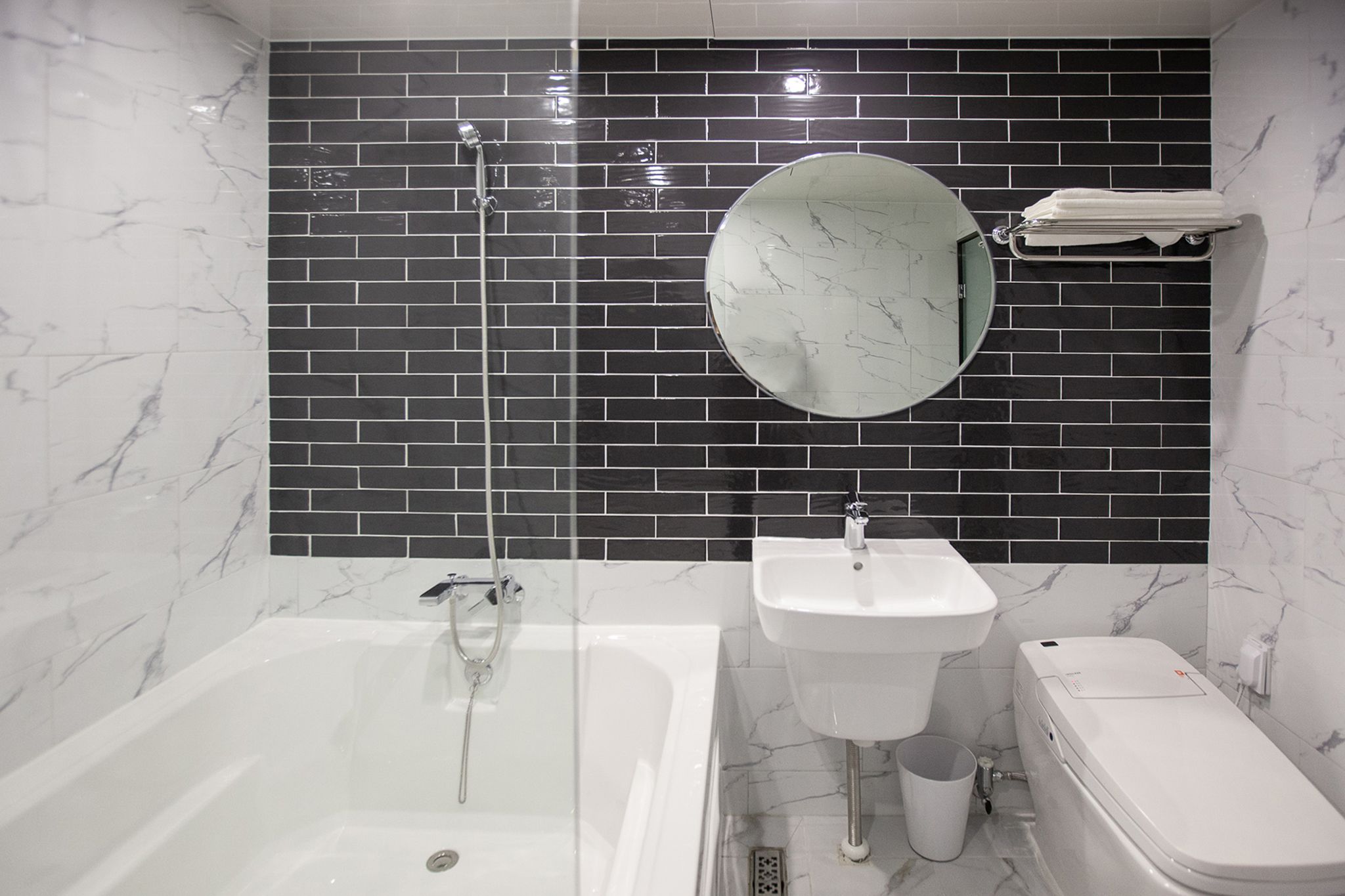 combined shower/bathtub, deep-soaking bathtub, free toiletries