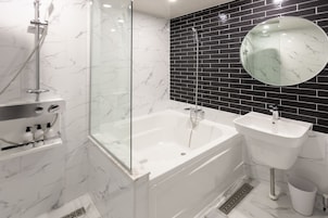 Bañera con ducha, bañera profunda, artículos de tocador gratuitos