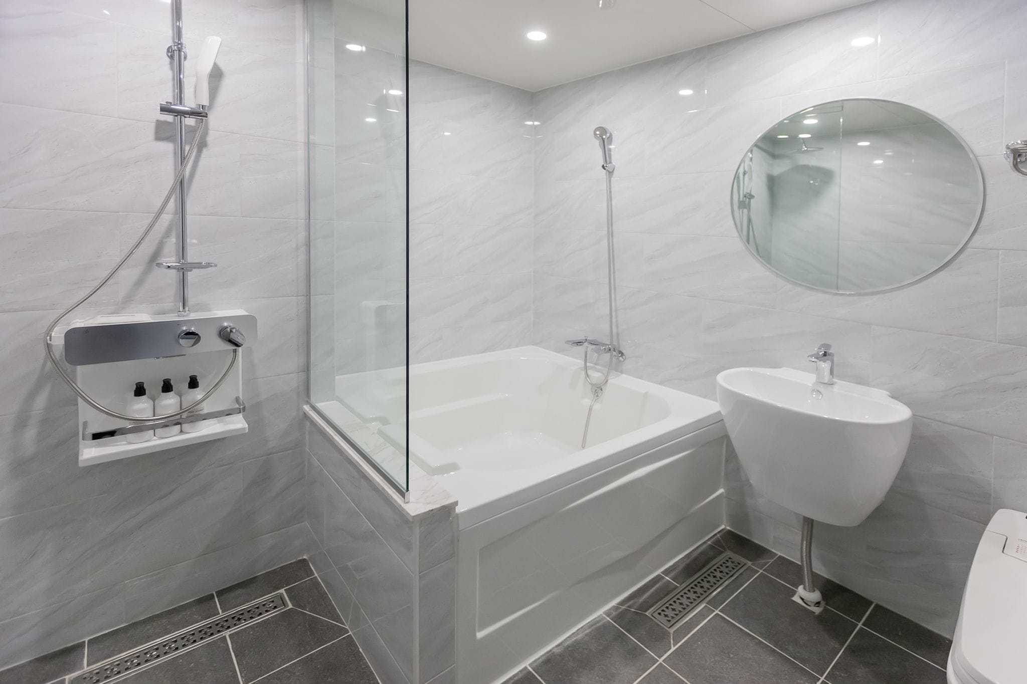 combined shower/bathtub, deep-soaking bathtub, free toiletries