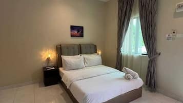 Desk, soundproofing, free WiFi, bed sheets