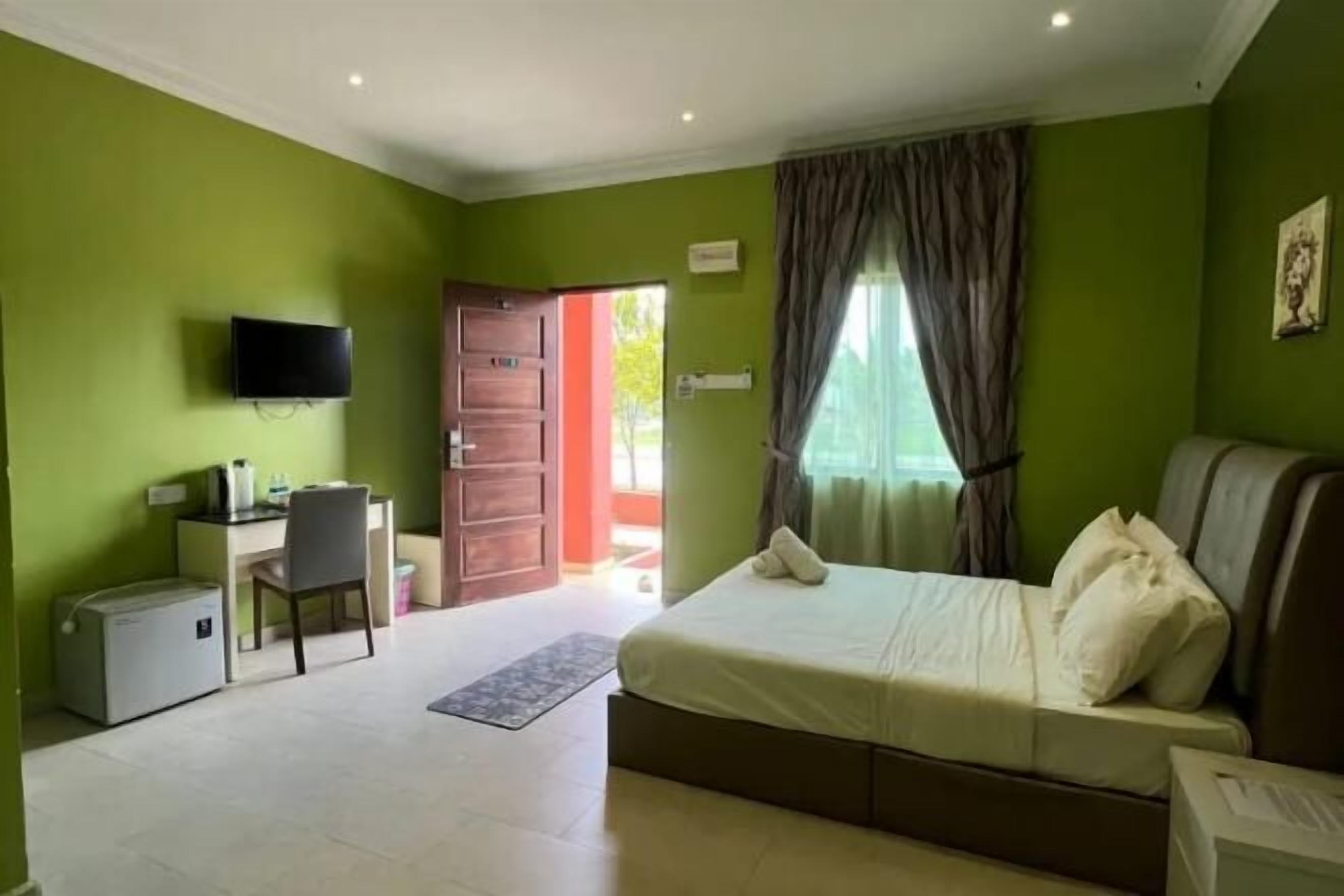 Desk, soundproofing, free WiFi, bed sheets