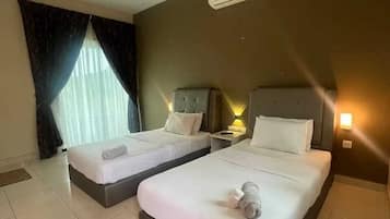 Escritorio, sistema de insonorización, wifi gratis y ropa de cama
