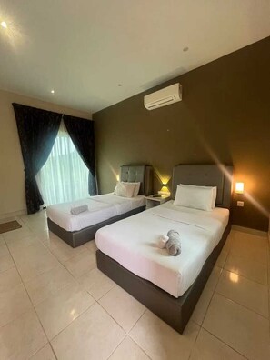 Habitació amb dos llits individuals Deluxe | Escriptori, habitacions insonoritzades, wifi gratuïta i roba de llit 