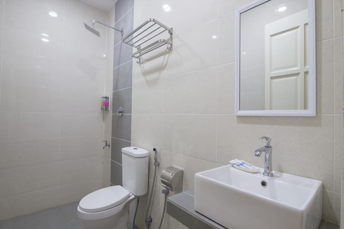 deluxe suite, 2 double beds | bathroom | shower, bidet, towels