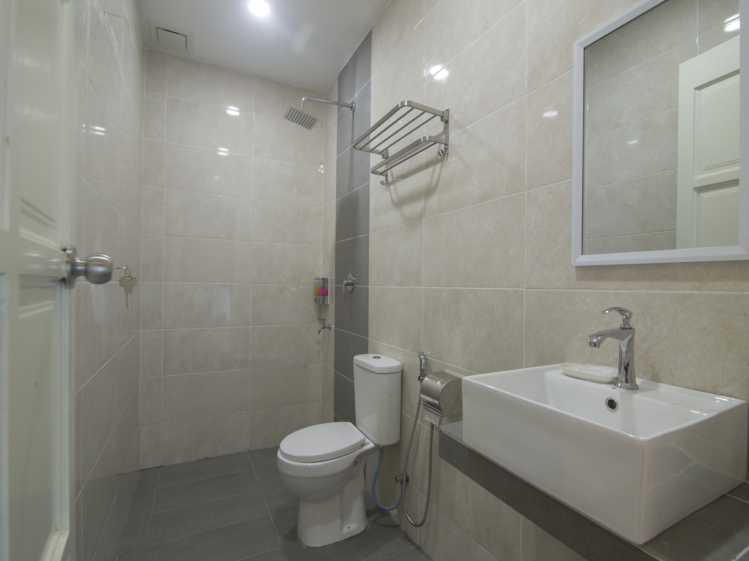 deluxe twin room | bathroom | shower, bidet, towels