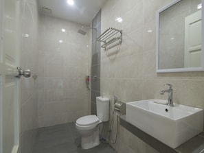 Deluxe Twin Room | Bilik Mandi | Pancuran mandi, bidet, tuala disediakan 