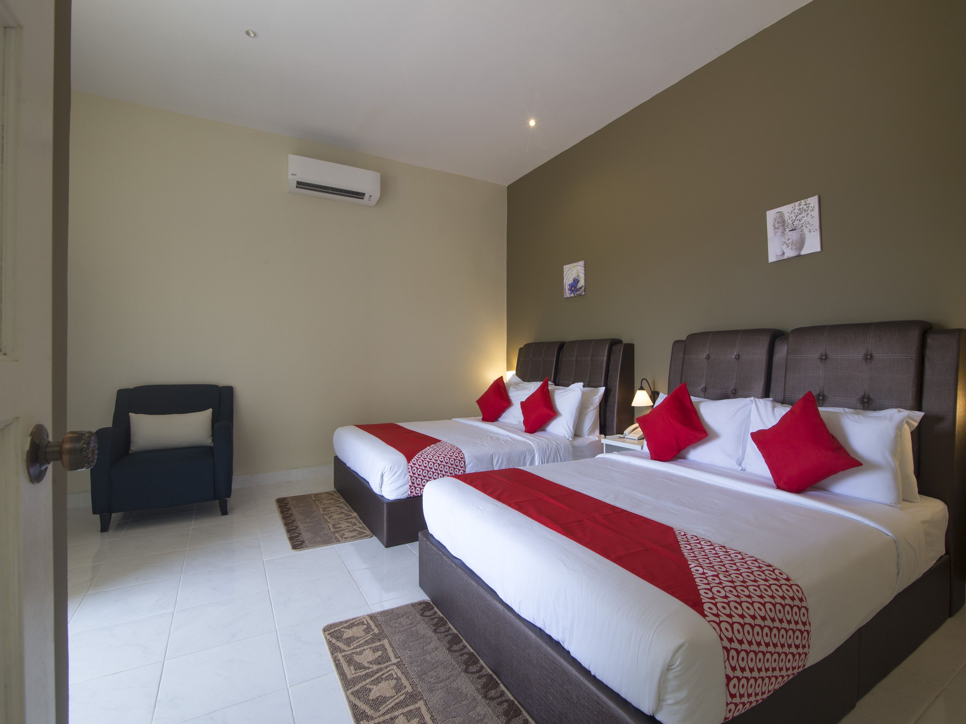 deluxe suite, 2 double beds | desk, soundproofing, free wifi, bed sheets