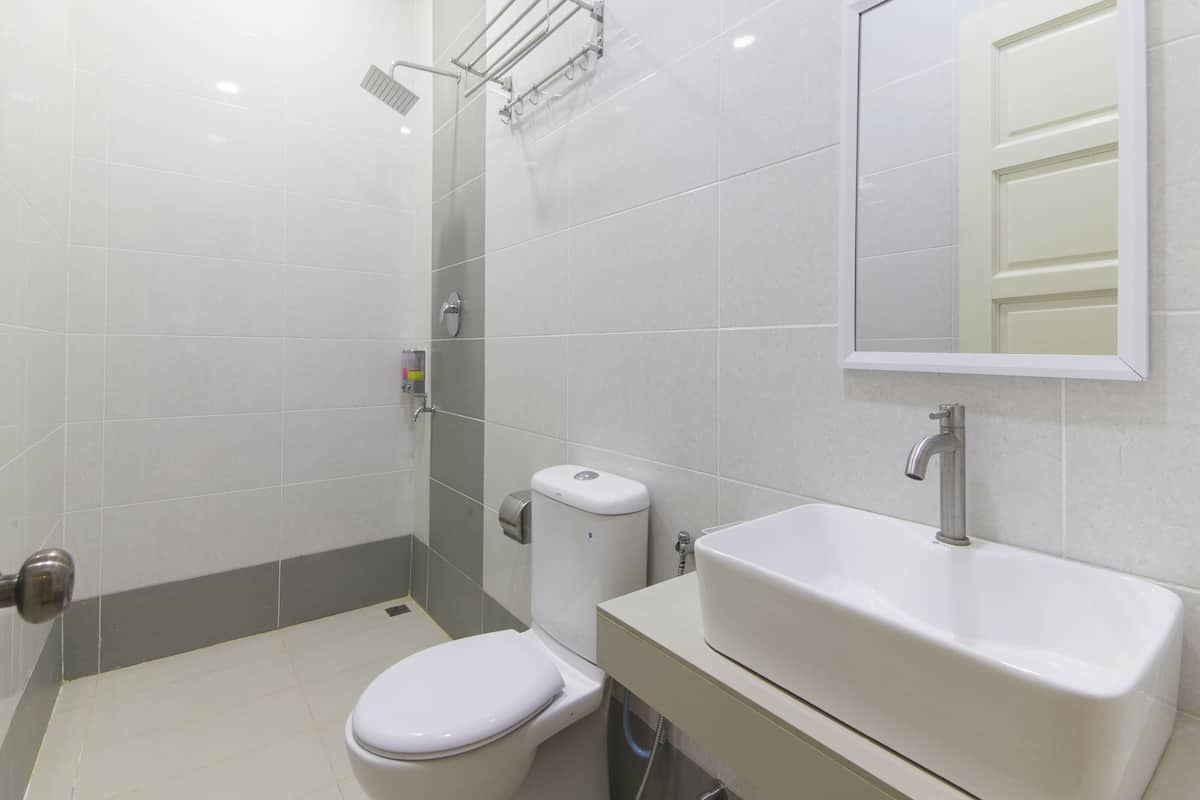 family suite | bathroom | shower, bidet, towels