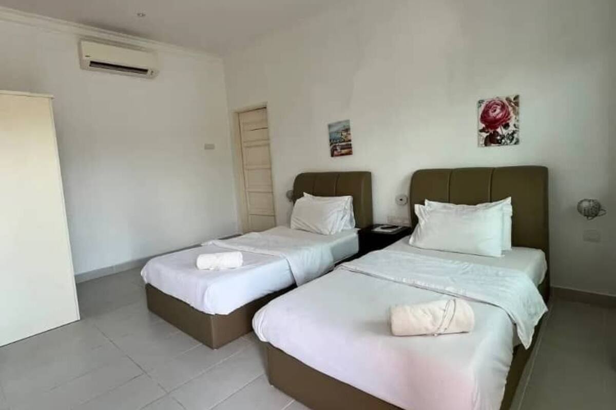 Superior Twin Room | Bathroom | Shower, bidet, towels