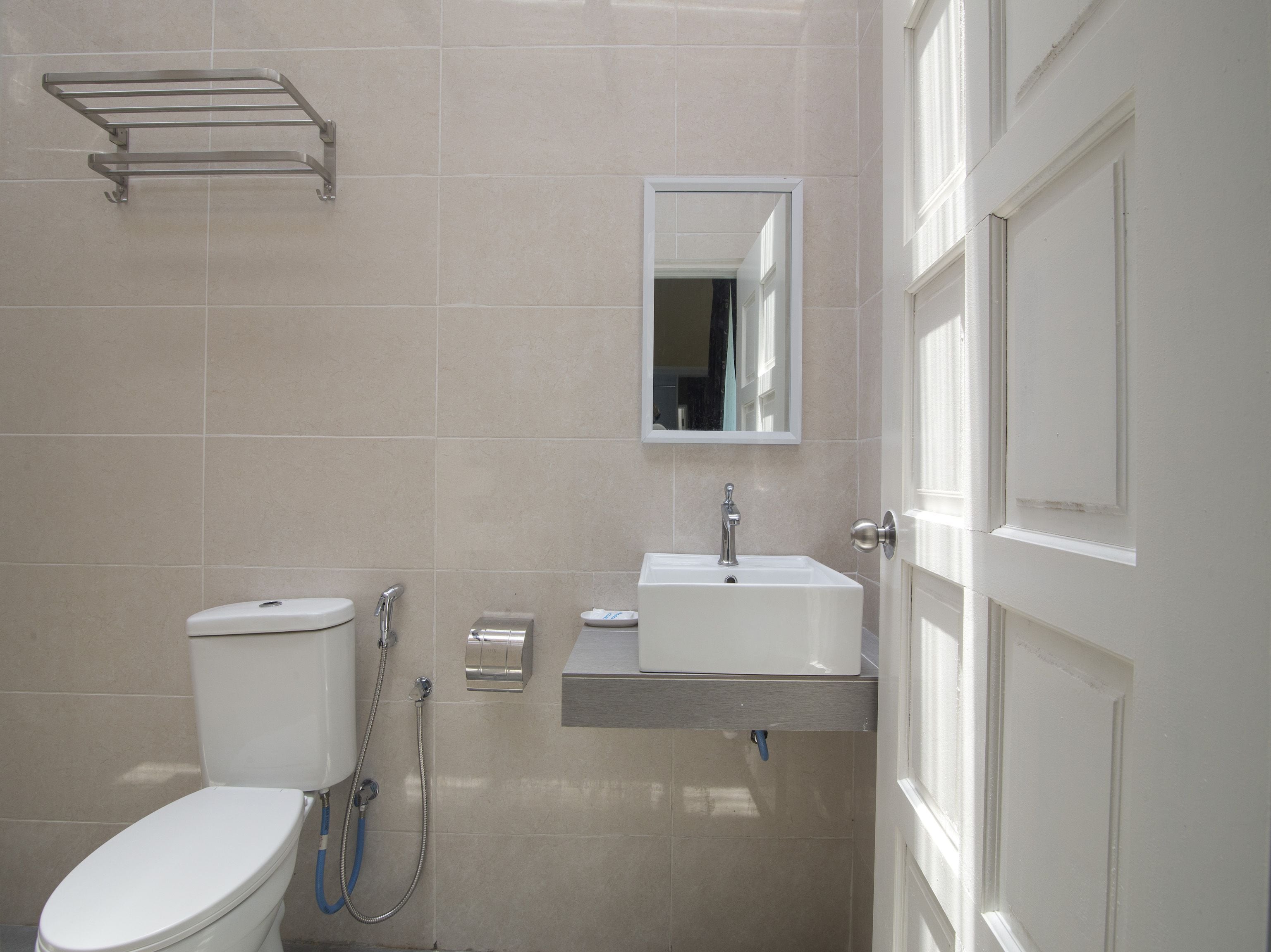 deluxe double room | bathroom | shower, bidet, towels