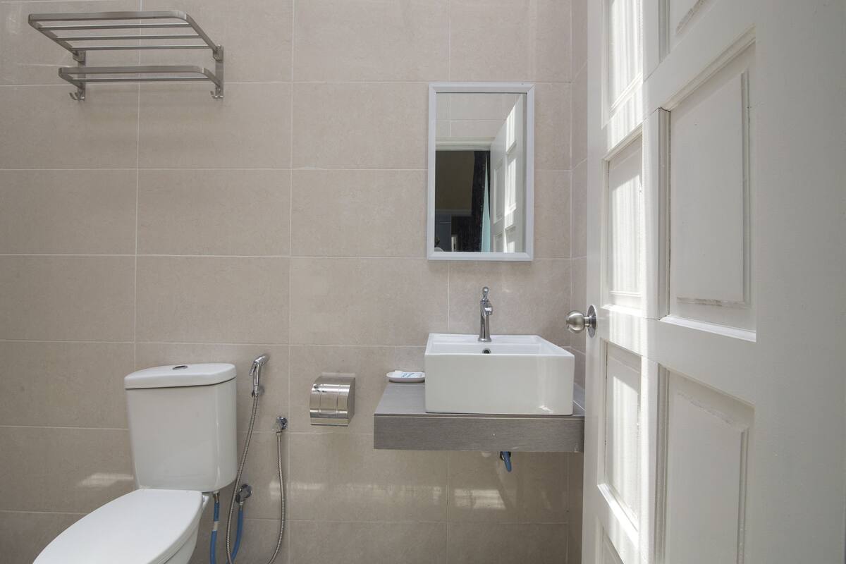deluxe double room | bathroom | shower, bidet, towels