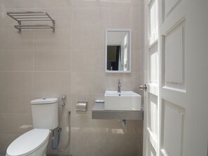 Kamar Double Deluks | Kamar mandi | Shower, kloset,  dan handuk