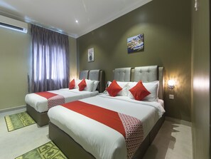 Suite familiar | Escritorio, insonorización, wifi gratis y ropa de cama