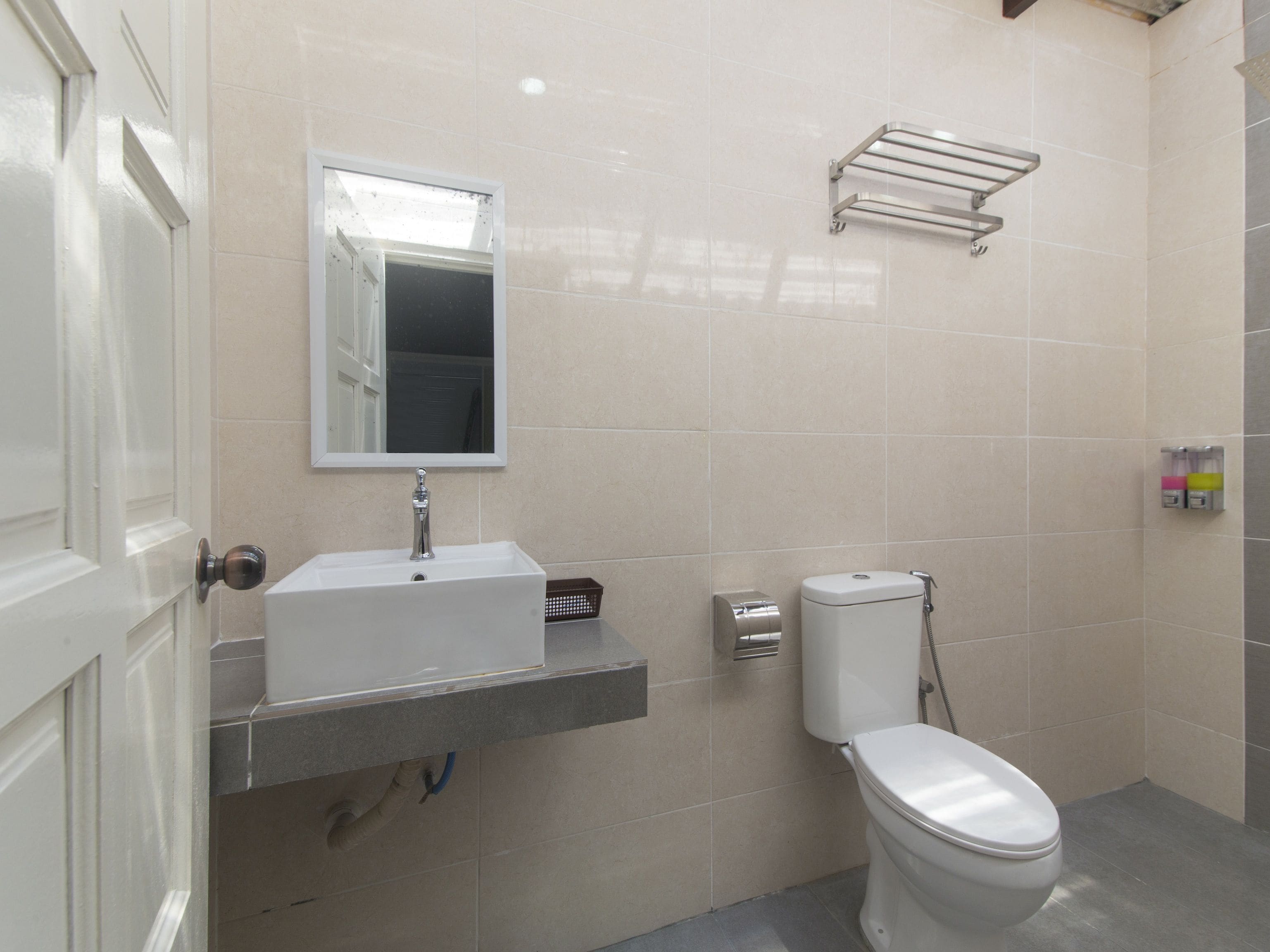 superior double room | bathroom | shower, bidet, towels