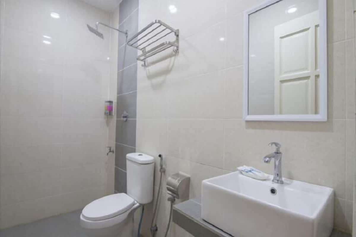 Shower, bidet, towels