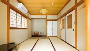 Blackout drapes, WiFi (free), bed sheets - A&Z guesthouse (Kaizuka)