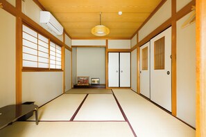 Blackout drapes, free WiFi, bed sheets - A&Z guesthouse (Kaizuka)