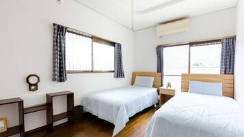 Camera con 2 letti singoli, 2 letti singoli, bagno condiviso | 1 camera, tende oscuranti, Wi-Fi gratuito, lenzuola