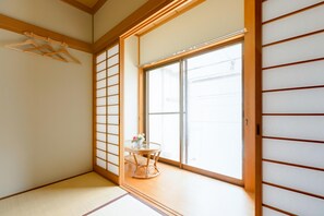 Blackout drapes, free WiFi, bed sheets - A&Z guesthouse (Kaizuka)