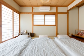 Japanese Style Room, 6 People, Private Bathroom | Blackout drapes, free WiFi, bed sheets - A&Z guesthouse (Kaizuka)