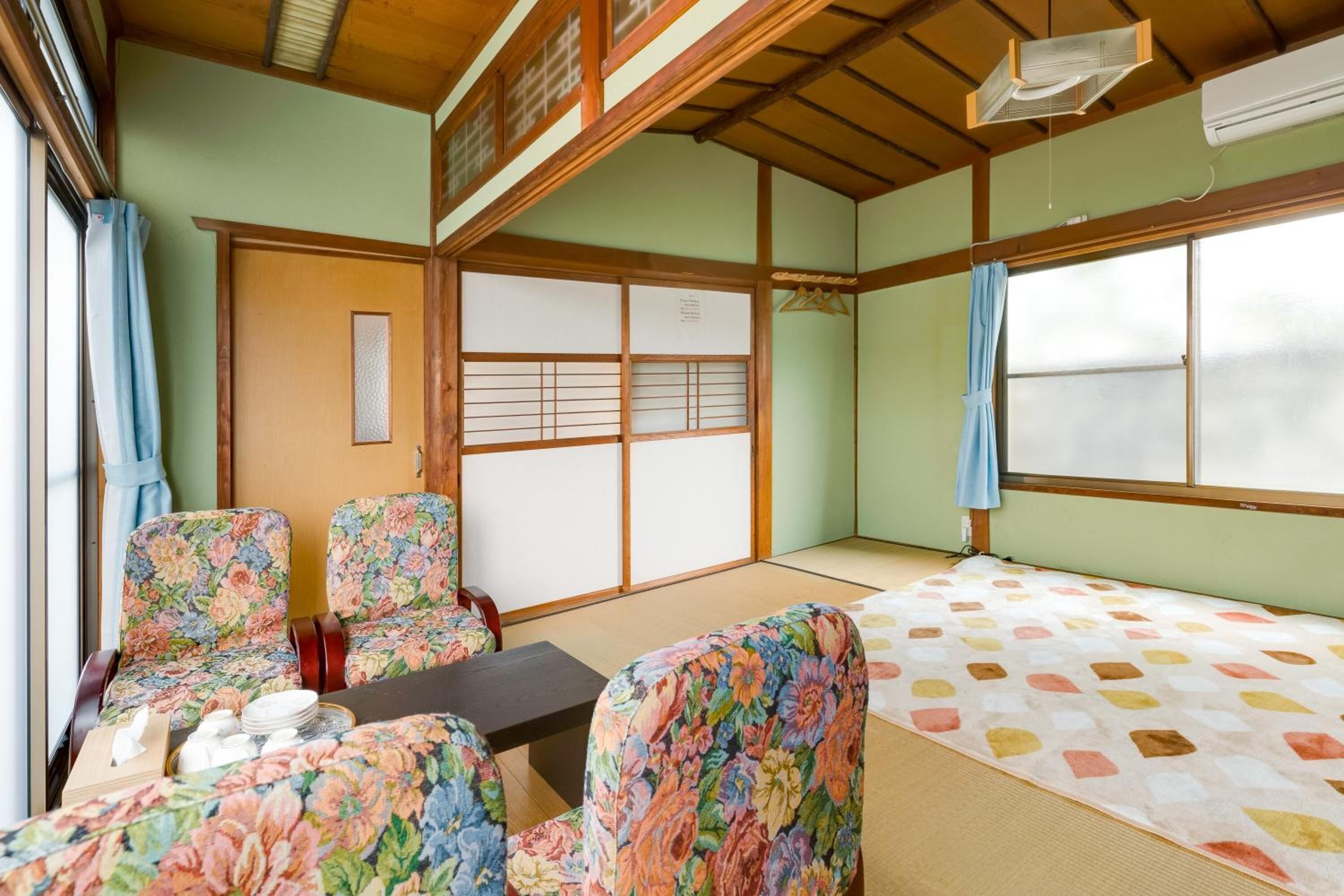 Blackout drapes, free WiFi, bed sheets