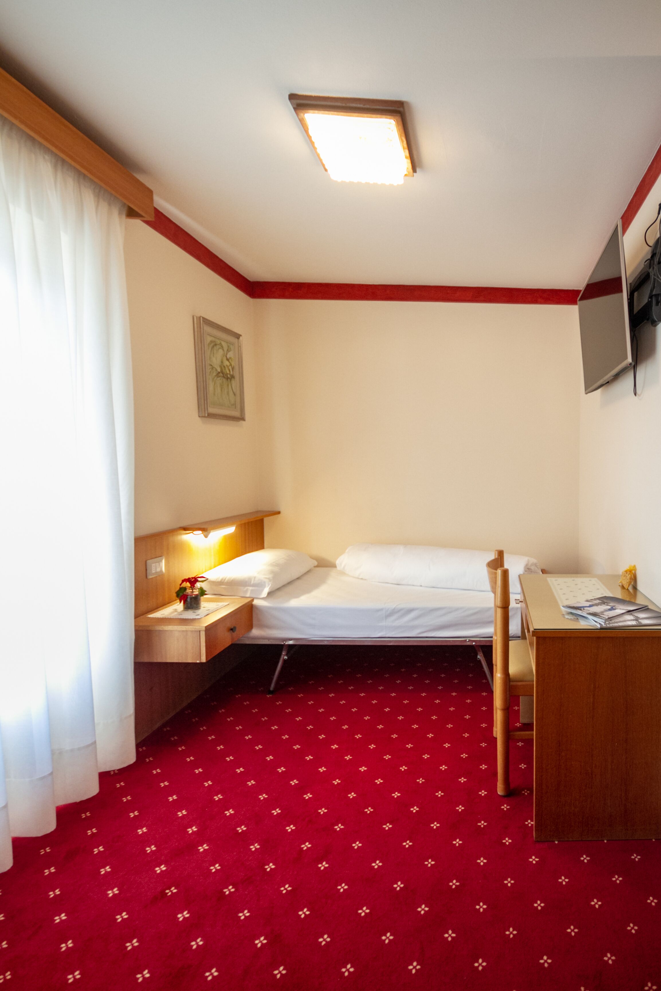 standard single room | desk, free wifi, bed sheets, wheelchair access