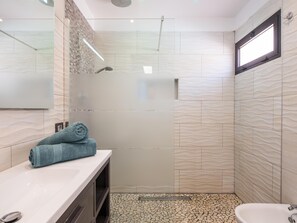 Shower, free toiletries, hair dryer, towels - 109 Penthouse , incredible view, Marco (Playa Las Americas,Adeje,Tenerife)