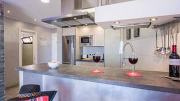 Fridge, microwave, oven, coffee/tea maker