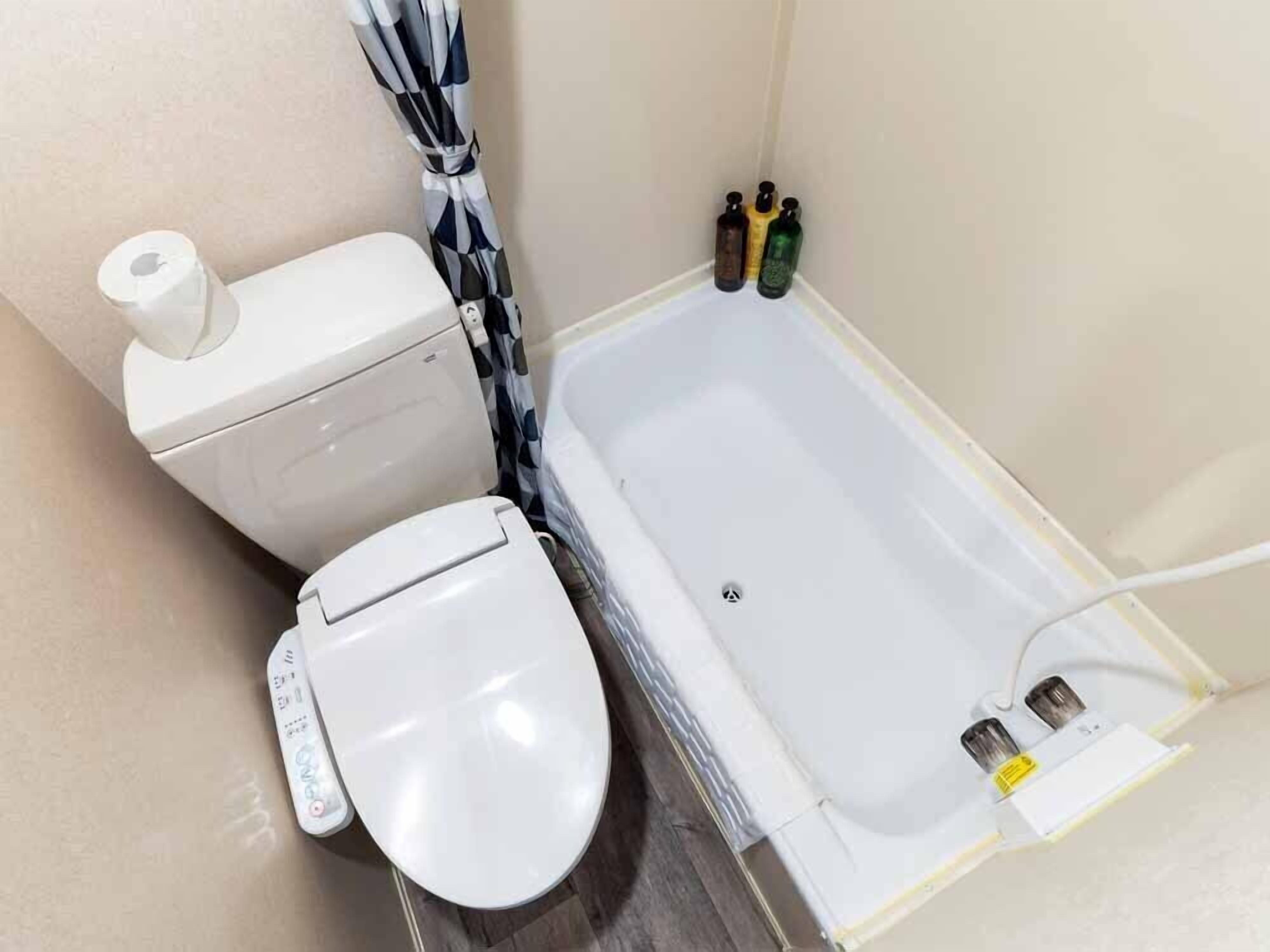 trailer house | bathroom | combined shower/bathtub, free toiletries, hair dryer, slippers