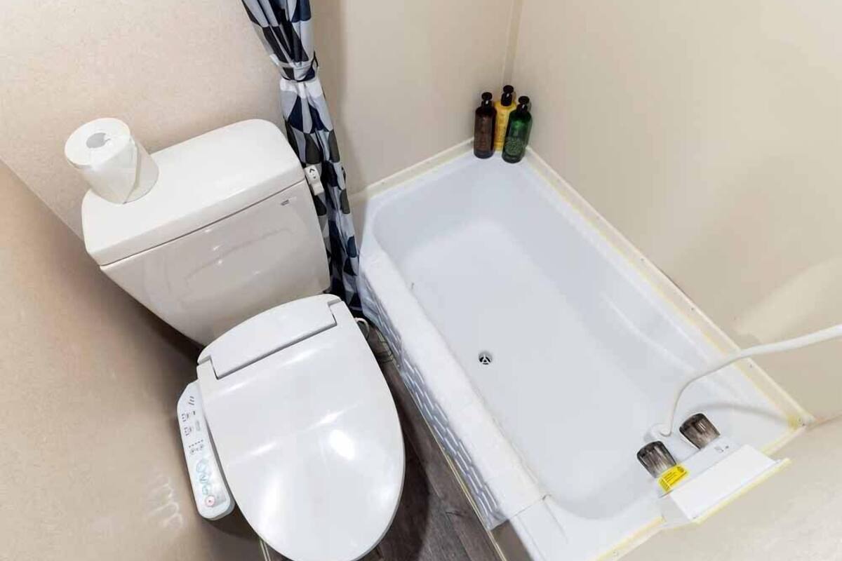 trailer house | bathroom | combined shower/bathtub, free toiletries, hair dryer, slippers